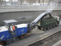 905237 Afbeelding van het wegschrapen van het wegdek op de Catharijnebaan te Utrecht, ter hoogte van het ...